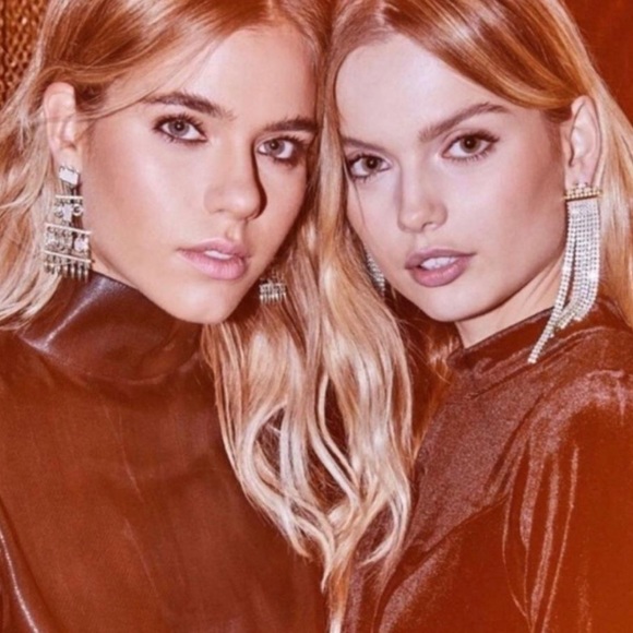 NWT Kendra Scott Olympia Earrings in Gold - Picture 7 of 7